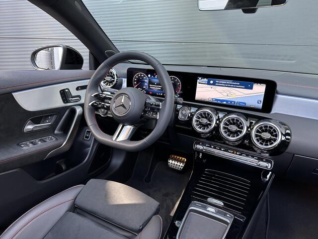 Mercedes-Benz CLA-KLASSE 180 AMG Line | Panoramadak | Burmester | Night |