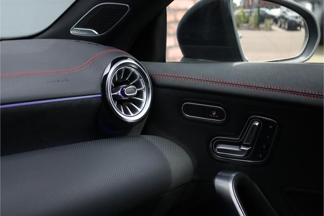 Mercedes-Benz CLA-KLASSE 180 AMG Line Aut7 | Memorypakket | Panoramadak | Burmester | Augmented Reality | Sfeerverlichting | Camera | Nightpakket |