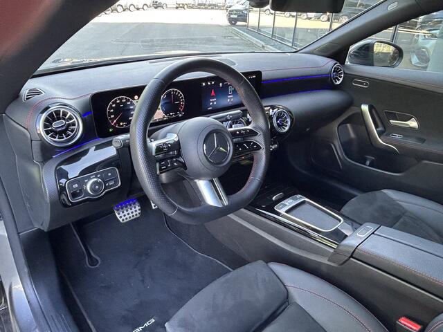 Mercedes-Benz CLA-KLASSE 250e AMG // Panormamadak // Keyless // Nightpakket // Carplay // Camera // Sfeerverlichting