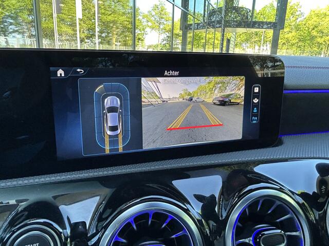 Mercedes-Benz CLA-KLASSE 250e AMG // Panormamadak // Keyless // Nightpakket // Carplay // Camera // Sfeerverlichting