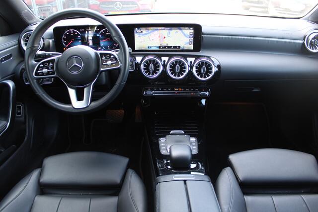 Mercedes-Benz CLA-KLASSE Shooting Brake 200 AUT7 Business Solution Luxury LEDER SFEER CARPLAY TREKHAAK