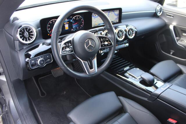 Mercedes-Benz CLA-KLASSE Shooting Brake 200 AUT7 Business Solution Luxury LEDER SFEER CARPLAY TREKHAAK