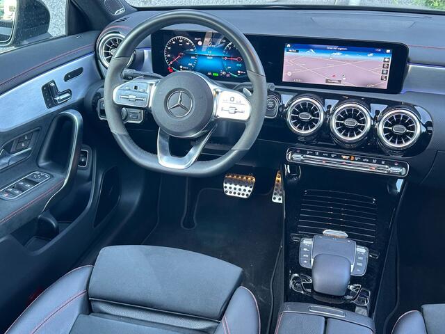 Mercedes-Benz CLA-KLASSE 250 e Business Solution AMG Limited l Panoramadak l Sfeerverlichting l MBUX l Distronic l Keyless Go l Burmester l Memory l Nightpakket l Airco l Camera l Stoelverwarming l Deelbare achterbank l Spiegel pakket l