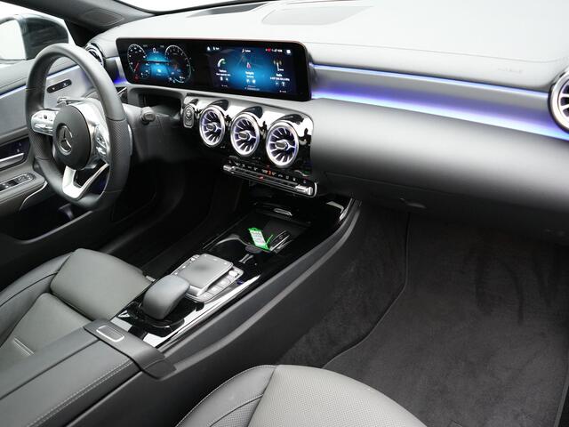 Mercedes-Benz CLA-KLASSE Shooting Brake 250 e AMG Plug In Hybrid PHEV | Panodak | Alcantara Sportstoelen Verwarmd & Ventilatie | Widescreen Navi | L.M. 19" | Sfeerverlichting | Carplay | 360 Camera |