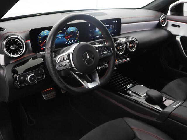 Mercedes-Benz CLA-KLASSE 180 Business Solution AMG | Trekhaak | Achteruitrijcamera | Sfeerverlichting | Widescreen | Stoelverwarming |