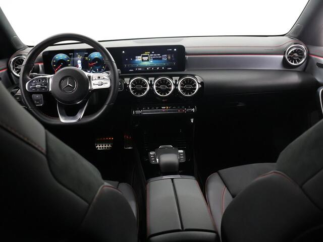 Mercedes-Benz CLA-KLASSE 180 Business Solution AMG | Trekhaak | Achteruitrijcamera | Sfeerverlichting | Widescreen | Stoelverwarming |