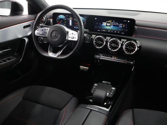 Mercedes-Benz CLA-KLASSE 180 Business Solution AMG | Trekhaak | Achteruitrijcamera | Sfeerverlichting | Widescreen | Stoelverwarming |