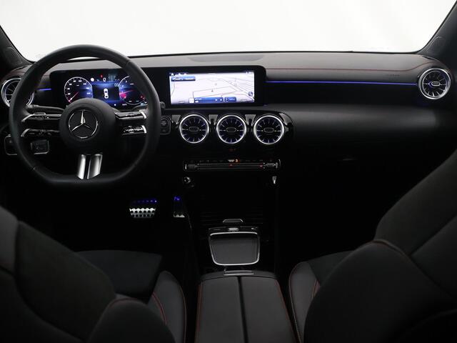 Mercedes-Benz CLA-KLASSE 180 Coupe Star Edition AMG Line | Panorama-schuifdak | Navigatiesysteem | Stoelverwarming | Parkeercamera | Sfeerverlichting