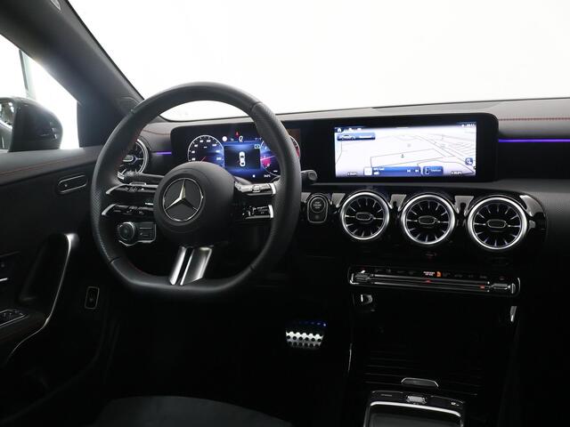 Mercedes-Benz CLA-KLASSE 180 Coupe Star Edition AMG Line | Panorama-schuifdak | Navigatiesysteem | Stoelverwarming | Parkeercamera | Sfeerverlichting