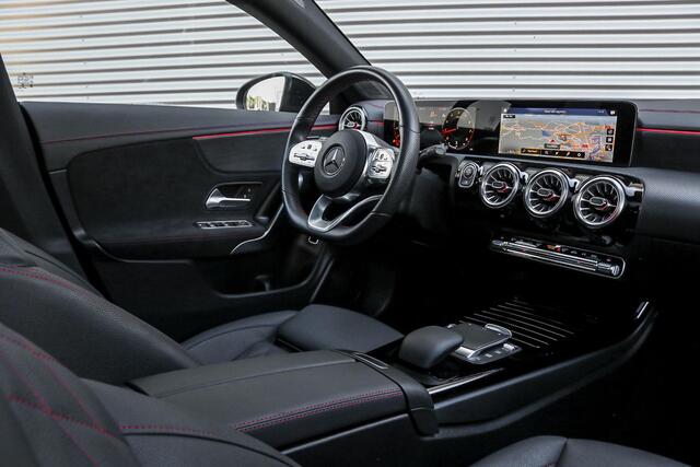 Mercedes-Benz CLA-KLASSE Shooting Brake 180 | Panoramadak | Nightpakket | Trekhaak | Custom bekleding
