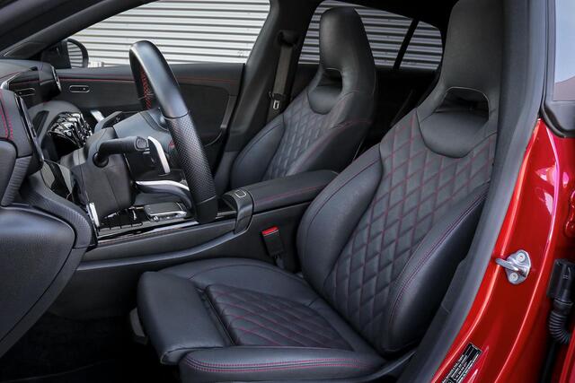 Mercedes-Benz CLA-KLASSE Shooting Brake 180 | Panoramadak | Nightpakket | Trekhaak | Custom bekleding