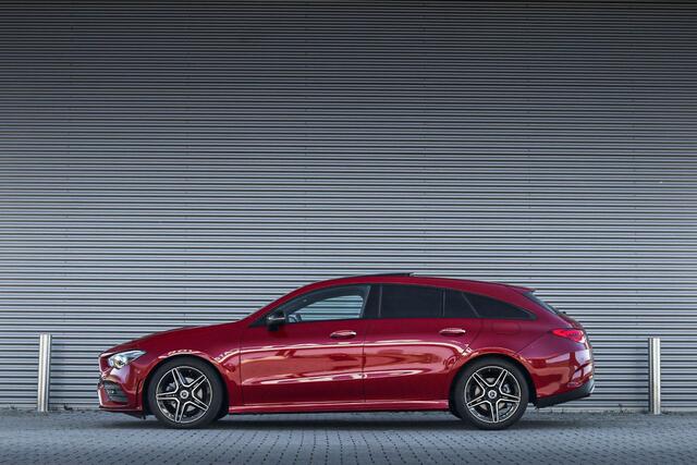 Mercedes-Benz CLA-KLASSE Shooting Brake 180 | Panoramadak | Nightpakket | Trekhaak | Custom bekleding