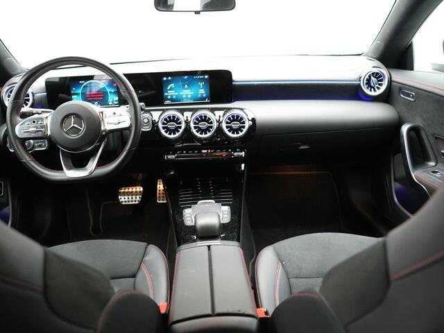 Mercedes-Benz CLA-KLASSE Shooting Brake 250 e AMG Plug In Hybrid 218PK PHEV | Navigatie | Sfeerverlichting | Alcantara Sportstoelen | DAB