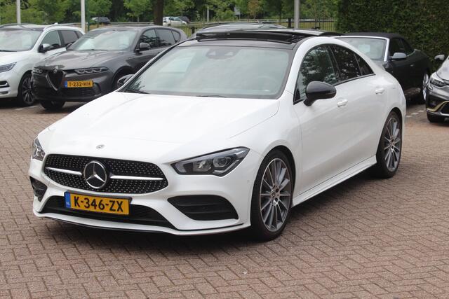 Mercedes-Benz CLA-KLASSE 180 Business Solution AMG / Panoramadak / Camera / 19'' / Sfeerverlichting / Leder&Alcantara / Cruise Control