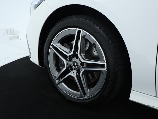 Mercedes-Benz CLA-KLASSE 250 e AMG Plug-In Hybride Panoramadak | Sfeerverlichting | Achteruitrijcamera | Digitale radio DAB+ | Inclusief 24 maanden MB Certified garantie voor Europa.