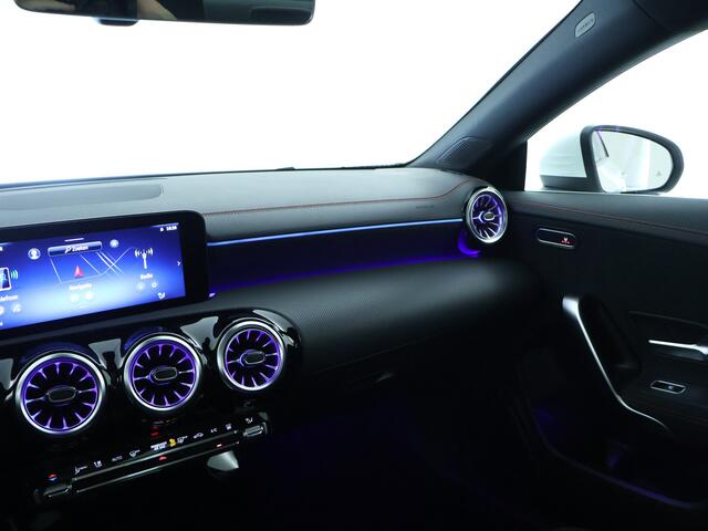 Mercedes-Benz CLA-KLASSE 250 e AMG Plug-In Hybride Panoramadak | Sfeerverlichting | Achteruitrijcamera | Digitale radio DAB+ | Inclusief 24 maanden MB Certified garantie voor Europa.