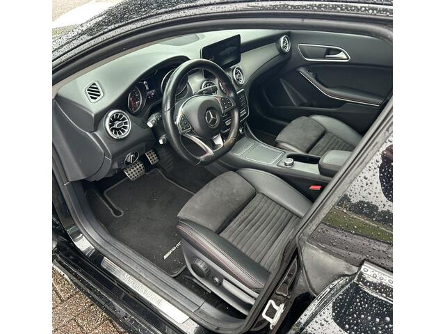 Mercedes-Benz CLA-KLASSE Shooting Brake 180 Business Solution AMG ** Panodak ** Navigatie ** Stoelverwarming
