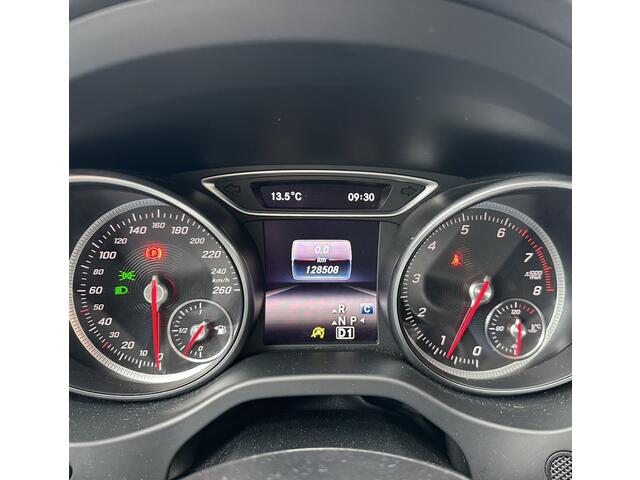 Mercedes-Benz CLA-KLASSE Shooting Brake 180 Business Solution AMG ** Panodak ** Navigatie ** Stoelverwarming