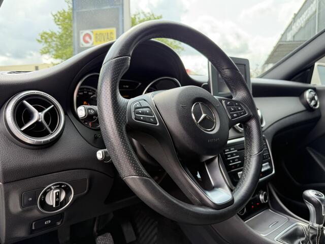 Mercedes-Benz CLA-KLASSE Shooting Brake BWJ 2016 | 180 123PK Ambition AMG Line | TREKHAAK | SPORTSTOELEN | CLIMA | NAVI | CRUISE | 18'' LMV | PRIVACY GLASS |
