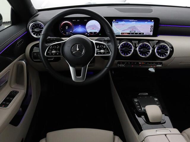 Mercedes-Benz CLA-KLASSE Shooting Brake 180 Luxury Line | Camera | Leder | Sfeerverlichting | Stoelverwarming | Adaptive cruise | Navigatie | LED