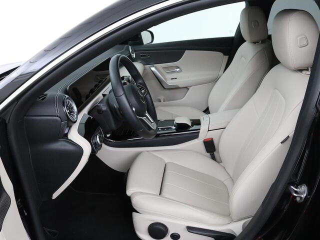 Mercedes-Benz CLA-KLASSE Shooting Brake 180 Luxury Line | Camera | Leder | Sfeerverlichting | Stoelverwarming | Adaptive cruise | Navigatie | LED