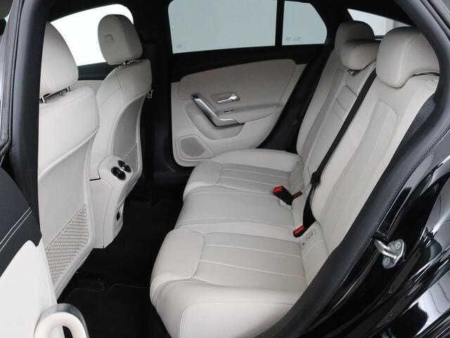 Mercedes-Benz CLA-KLASSE Shooting Brake 180 Luxury Line | Camera | Leder | Sfeerverlichting | Stoelverwarming | Adaptive cruise | Navigatie | LED