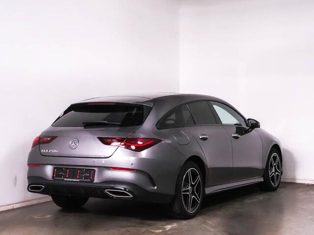 Mercedes-Benz CLA-KLASSE Shooting Brake 250 e AMG Nightpakket | Panoramadak | Distronic | Sfeerverlichting | Sttur- en Stoelverwarming | 360 gr Camera | KEyless Go | Inclusief 24 maanden Mercedes-Benz Certified garantie voor Europa.