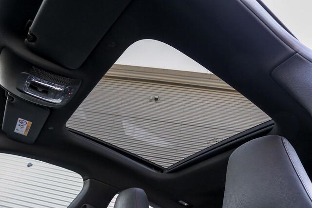 Mercedes-Benz CLA-KLASSE Shooting Brake 180 | Panoramadak | Nightpakket | Trekhaak | Custom bekleding