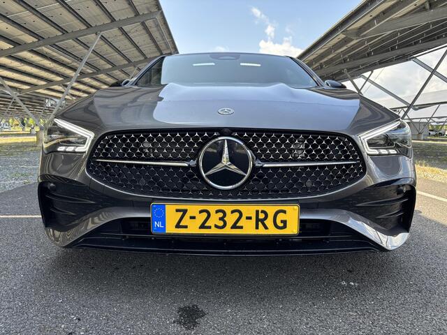 Mercedes-Benz CLA-KLASSE 180 Star Edition AMG Line | Panoramadak | Night | 19" AMG Velgen | Sfeerverlichting | Parkeercamera |