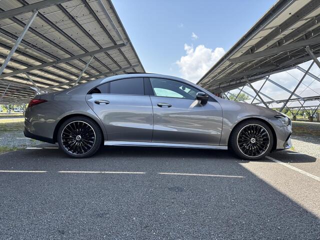 Mercedes-Benz CLA-KLASSE 180 Star Edition AMG Line | Panoramadak | Night | 19" AMG Velgen | Sfeerverlichting | Parkeercamera |