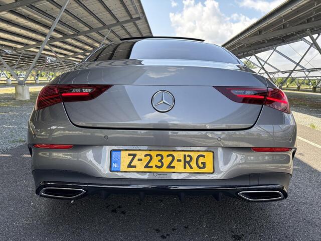 Mercedes-Benz CLA-KLASSE 180 Star Edition AMG Line | Panoramadak | Night | 19" AMG Velgen | Sfeerverlichting | Parkeercamera |