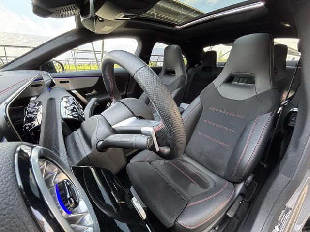 Mercedes-Benz CLA-KLASSE 180 Star Edition AMG Line | Panoramadak | Night | 19" AMG Velgen | Sfeerverlichting | Parkeercamera |