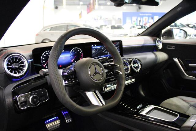 Mercedes-Benz CLA-KLASSE Coupé 180 Business Solution AMG Panorama dak