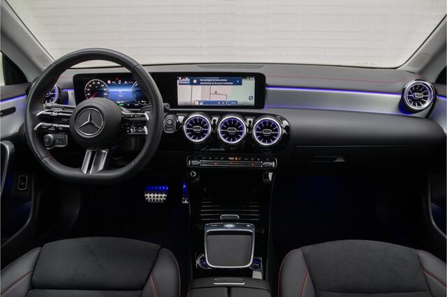 Mercedes-Benz CLA-KLASSE 250 e AMG Facelift, Distronic, Trekhaak, Widescreen, Sfeerverlichting, Hybrid 2024