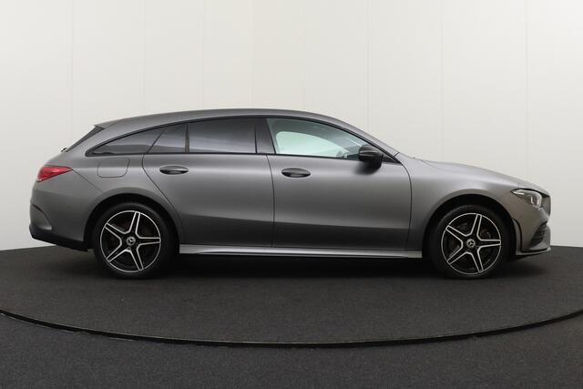 Mercedes-Benz CLA-KLASSE Shooting Brake 250e AMG Trekhaak Camera Dodehoek