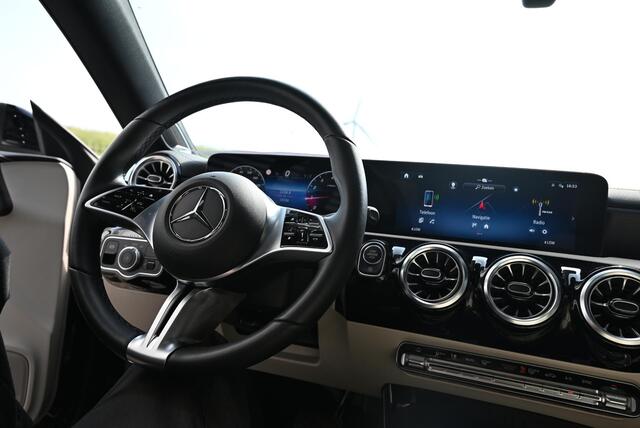 Mercedes-Benz CLA-KLASSE 200 Beige leder | Panoramadak | Burmester Surround Sound | Dodehoekassistent | Elektrisch Verstelbare Stoelen + Memory | MULTIBEAM LED Koplampen | Stuurverwarming | Stoelverwarming | Sfeerverlichting | Achteruitrijcamera
