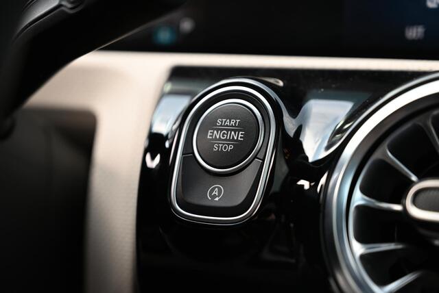 Mercedes-Benz CLA-KLASSE 200 Beige leder | Panoramadak | Burmester Surround Sound | Dodehoekassistent | Elektrisch Verstelbare Stoelen + Memory | MULTIBEAM LED Koplampen | Stuurverwarming | Stoelverwarming | Sfeerverlichting | Achteruitrijcamera