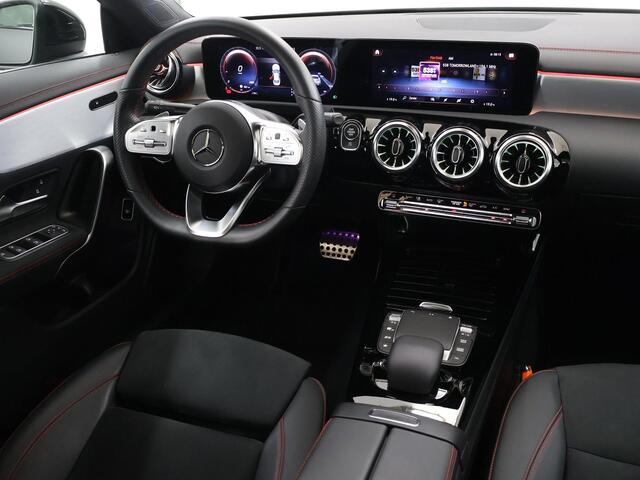 Mercedes-Benz CLA-KLASSE 180 Business Solution AMG | Night | Panoramadak | Stoelverwarming | Sfeerverlichting | Widescreen | Achteruitrijcamera |