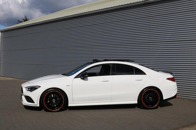 Mercedes-Benz CLA-KLASSE 220 4MATIC Edition AMG Pakket AMG NightPakket (Pano Sportleder Carplay Widescreen Burmester M-Bux Distronic 360Camera Multibeam 19InchAMG PrivacyGlass)