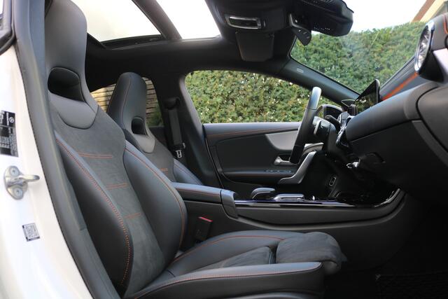 Mercedes-Benz CLA-KLASSE 220 4MATIC Edition AMG Pakket AMG NightPakket (Pano Sportleder Carplay Widescreen Burmester M-Bux Distronic 360Camera Multibeam 19InchAMG PrivacyGlass)