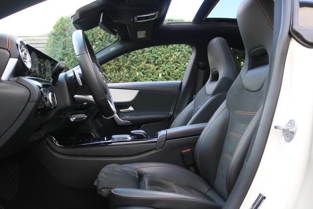 Mercedes-Benz CLA-KLASSE 220 4MATIC Edition AMG Pakket AMG NightPakket (Pano Sportleder Carplay Widescreen Burmester M-Bux Distronic 360Camera Multibeam 19InchAMG PrivacyGlass)