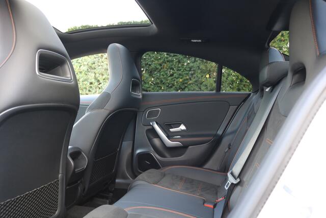 Mercedes-Benz CLA-KLASSE 220 4MATIC Edition AMG Pakket AMG NightPakket (Pano Sportleder Carplay Widescreen Burmester M-Bux Distronic 360Camera Multibeam 19InchAMG PrivacyGlass)