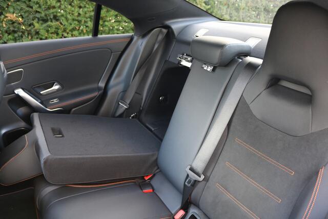 Mercedes-Benz CLA-KLASSE 220 4MATIC Edition AMG Pakket AMG NightPakket (Pano Sportleder Carplay Widescreen Burmester M-Bux Distronic 360Camera Multibeam 19InchAMG PrivacyGlass)