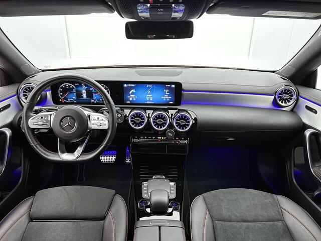 Mercedes-Benz CLA-KLASSE Shooting Brake 200 AMG Line 5 spaaks lichtmetalen velgen | Navigatie | MBUX wide screen | Parking support met camera | speciale uitlaten achter Inclusief 24 maanden MB Certified garantie voor Europa.
