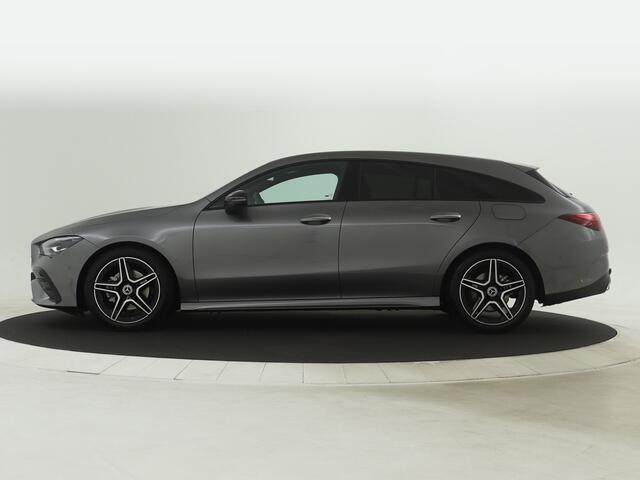 Mercedes-Benz CLA-KLASSE Shooting Brake 180 AMG Nightpakket | Trekhaak | Alarm | Dode Hoek Ass | 360 gr Camera | Keyless Go | Sfeerverlichting | Inclusief 24 maanden Mercedes-Benz Certified garantie voor Europa.