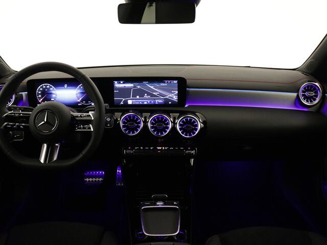 Mercedes-Benz CLA-KLASSE Shooting Brake 180 AMG Nightpakket | Trekhaak | Alarm | Dode Hoek Ass | 360 gr Camera | Keyless Go | Sfeerverlichting | Inclusief 24 maanden Mercedes-Benz Certified garantie voor Europa.