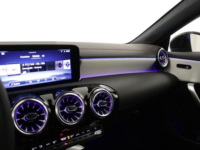Mercedes-Benz CLA-KLASSE Shooting Brake 180 AMG Nightpakket | Trekhaak | Alarm | Dode Hoek Ass | 360 gr Camera | Keyless Go | Sfeerverlichting | Inclusief 24 maanden Mercedes-Benz Certified garantie voor Europa.