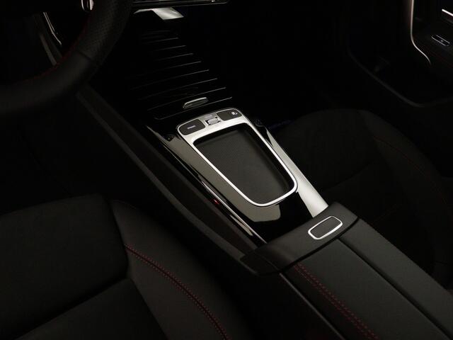 Mercedes-Benz CLA-KLASSE Shooting Brake 180 AMG Nightpakket | Trekhaak | Alarm | Dode Hoek Ass | 360 gr Camera | Keyless Go | Sfeerverlichting | Inclusief 24 maanden Mercedes-Benz Certified garantie voor Europa.