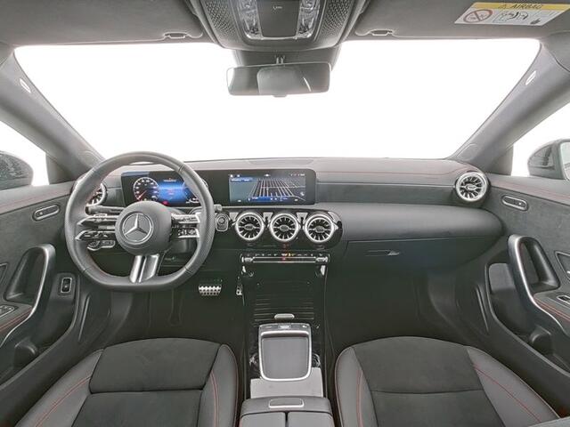 Mercedes-Benz CLA-KLASSE 250 e AMG Plug-In Hybride AMG LIne | Night PAkket | 19 Inch AMG Velgen | Dodehoek Assist | Multibeam Koplampen | 11kW Laden. Inclusief 48 maanden MB Certified garantie voor Europa.
