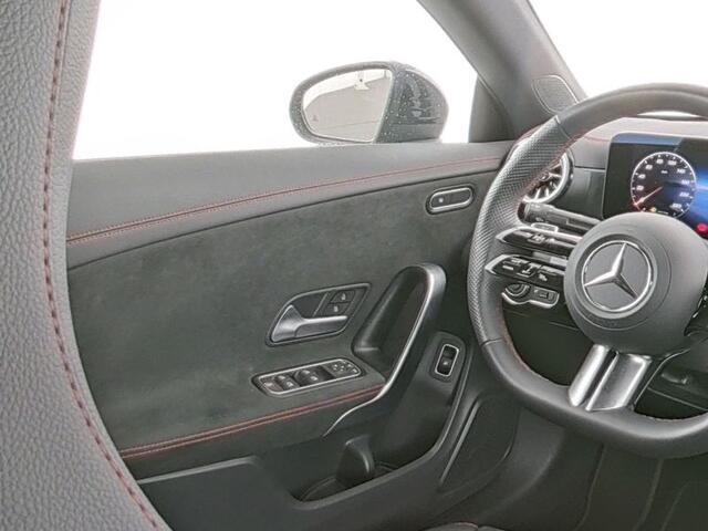 Mercedes-Benz CLA-KLASSE 250 e AMG Plug-In Hybride AMG LIne | Night PAkket | 19 Inch AMG Velgen | Dodehoek Assist | Multibeam Koplampen | 11kW Laden. Inclusief 48 maanden MB Certified garantie voor Europa.